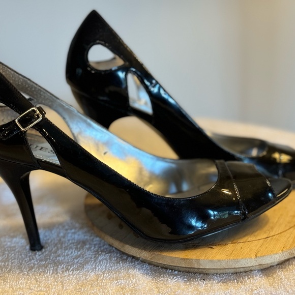Classic GUESS Black Patent Leather, Peep Toe, Mid Heel Pump Size 8 great shape. - Picture 5 of 10